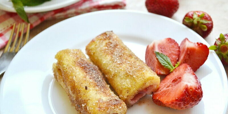 French toast with cream cheese and strawberries in a new way (+ video)