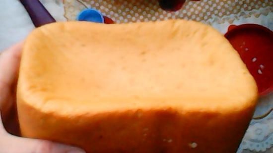 יצרנית לחם סטורן ST-EC0125: החלק העליון של הלחם חלול ויש תכלילים לבנים בתחתית