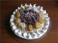 עוגת מרנג עם פירות