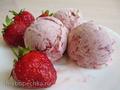 Creamy ice cream with baked strawberries