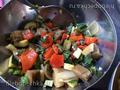 סלט ירקות אפוי ושני סוגי רוטב