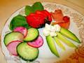 מתאבן סלמון עם ירקות, תותים וגבינה מומסת