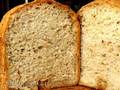 לחם עם סולת ודגנים על שמרים לחוצים בתוך יצרנית לחם
