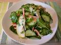 Salad with fresh spinach, pear and torn crab