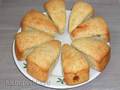 Muffins, muffins or portioned jellied pies with boiled condensed milk