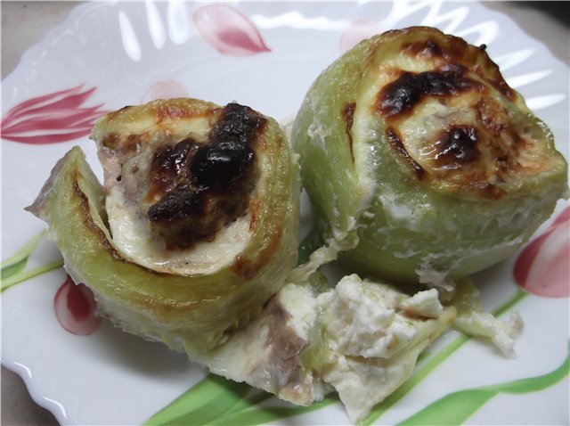 Zucchini rolls with minced meat and sauce