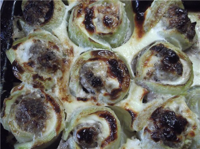 Zucchini rolls with minced meat and sauce