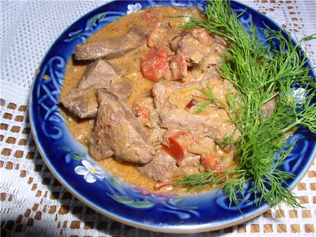 Liver with onions in sour cream