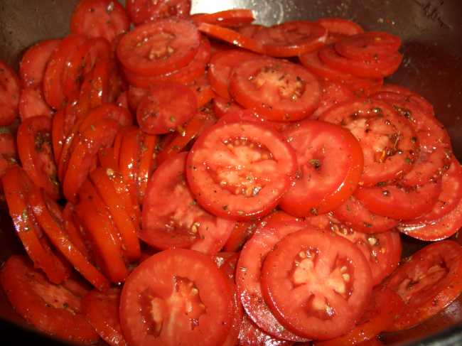 Tomato chips with spices
