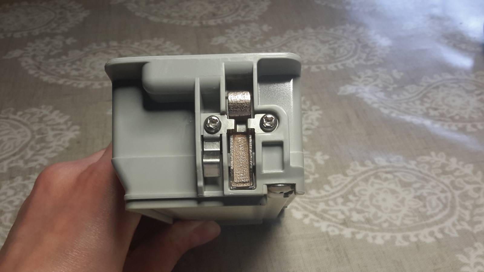 Improvement - iron latch of the dispenser on a 3D printer.